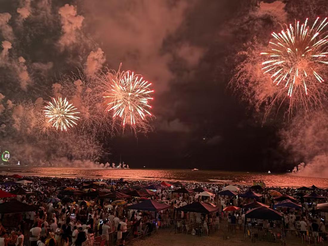 Réveillon 2025 em Balneário Camboriú: Fogos, Multidão e Organização - Imagem Principal