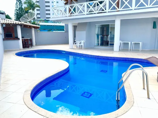CASA COM PISICNA NO CENTRO DE ITAPEMA
