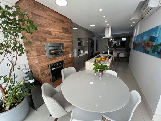 LINDO APARTAMENTO MOBILIADO EM ANDAR ALTO NA BARRA NORTE