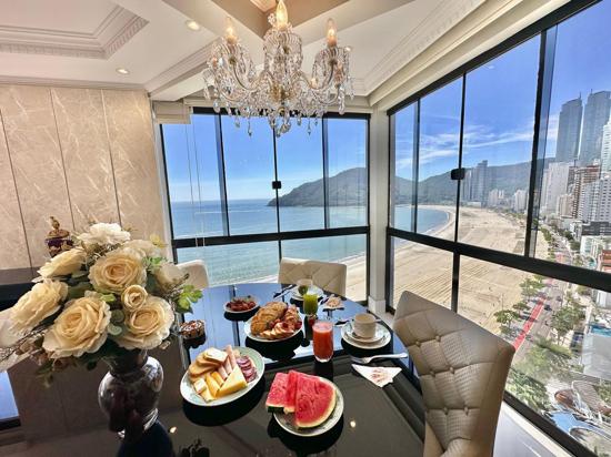 APARTAMENTO FRENTE MAR NA BARRA SUL