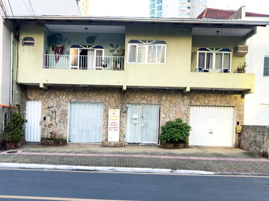 CASA DIFERENCIADA NA QUADRA DO MAR
