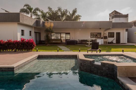 OPORTUNIDADE CASA AMPLA  EM BALNEÁRIO CAMBORIÚ