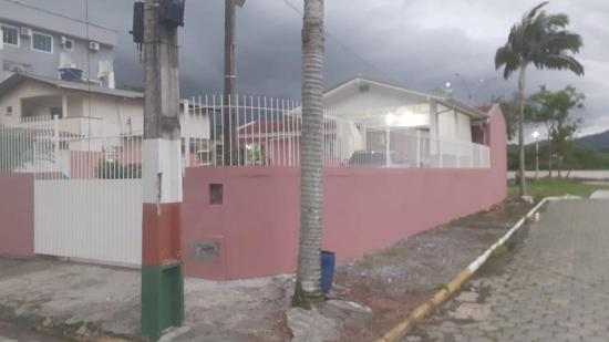 CASA COM PISCINA PARA VENDA EM CAMBORIU