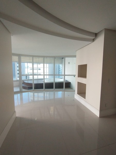 APARTAMENTO DIFERENCIADO NA QUADRA DO MAR