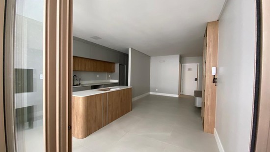 AMPLO APARTAMENTO NA PRAIA BRAVA PROXIMO DO MAR
