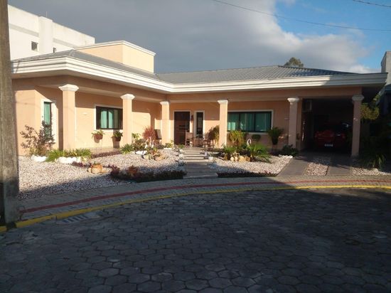 CASA EM CONDOMÍNIO FECHADO EM PIÇARRAS