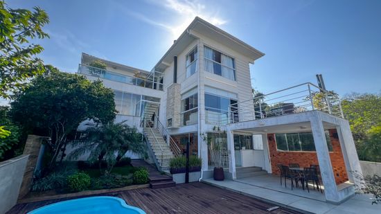UMA CASA ÚNICA, COM UMA VISTA EXCLUSIVA DE BALNEÁRIO CAMBORIÚ