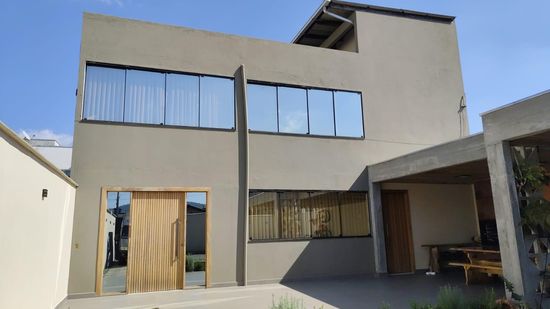 EXCELENTE CASA DOIS ANDARES EM CAMBORIU