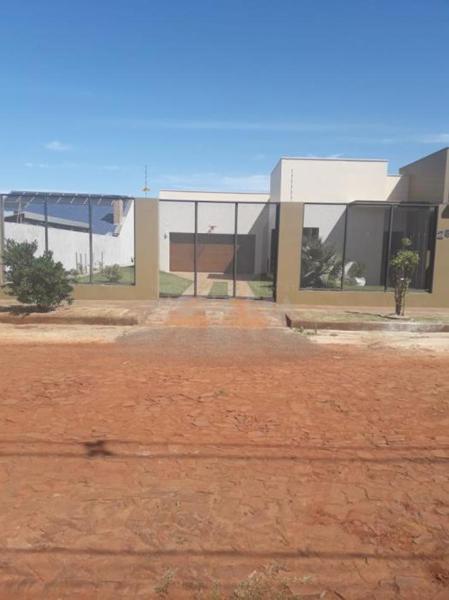 EXCELENTE CASA - MENEZES - PISCINA. ÁREA CONST. 233,56M²