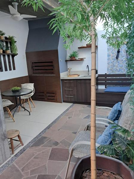CASA CENTRAL COM SUÍTES E PISCINA