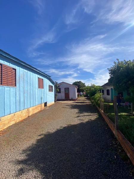 AMPLO TERRENO COM 03 CASAS