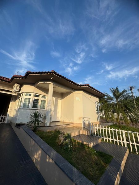 CASA SEMIMOBILIADA 3 DORMITÓRIOS