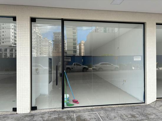 SALA COMERCIAL TÉRREA NO CENTRO DE ITAPEMA/SC