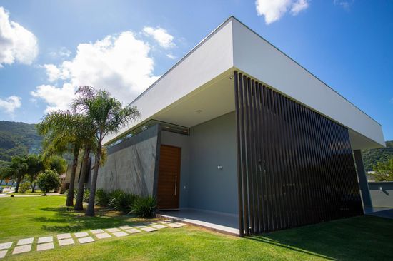 CASA EM CONDOMÍNIO FECHADO FINAMENTE MOBILIADA 03 SUÍTES - ITAPEMA SC