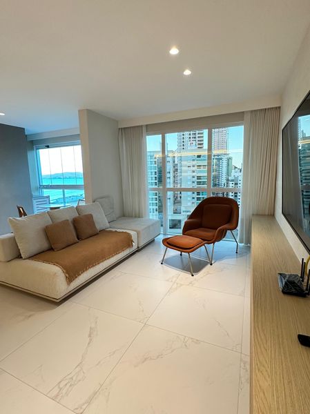 APARTAMENTO MOBILIADO E DECORADO COM 03 SUITES NO CENTRO, ITAPEMA