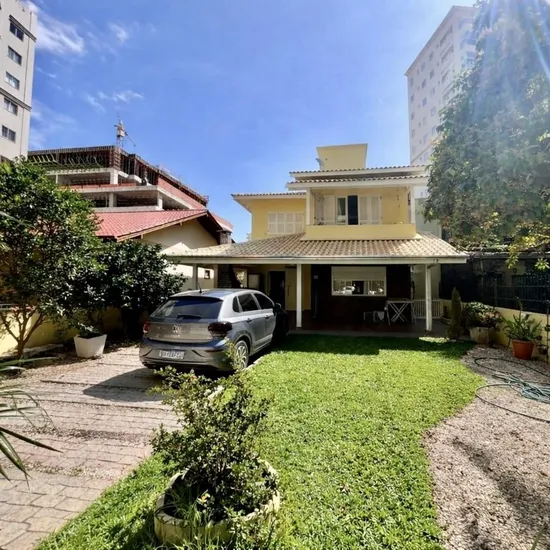 CASA COM TERRENO DE 275M² - 200M DO MAR