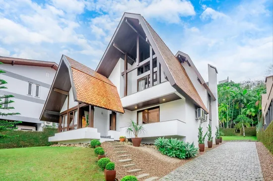 CASA MOBILIADA EM TIMBÓ COM 315M²