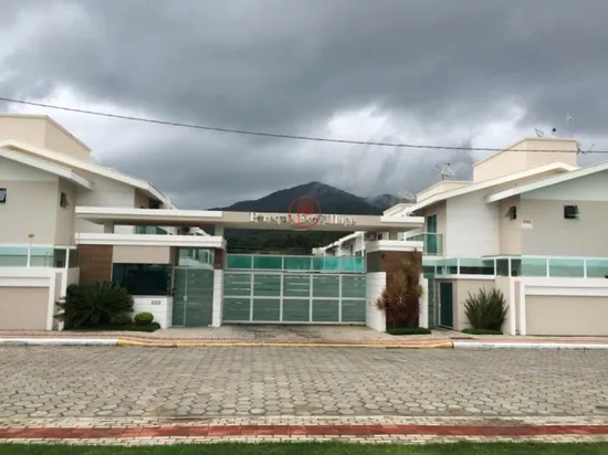 SOBRADO EM CONDOMÍNIO FECHADO