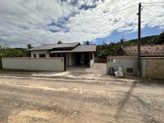 CASA MOBILIADA COM AMPLO TERRENO