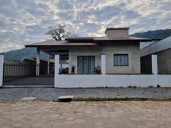 CASA AMPLA COM 03 DORMITÓRIOS