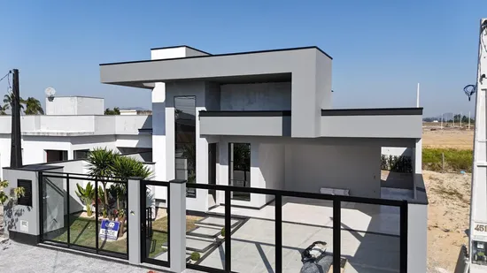 CASA 03 DORMITÓRIOS COM PISCINA