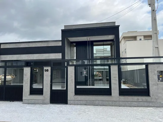 CASA ALTO PADRÃO NOVA COM PISCINA