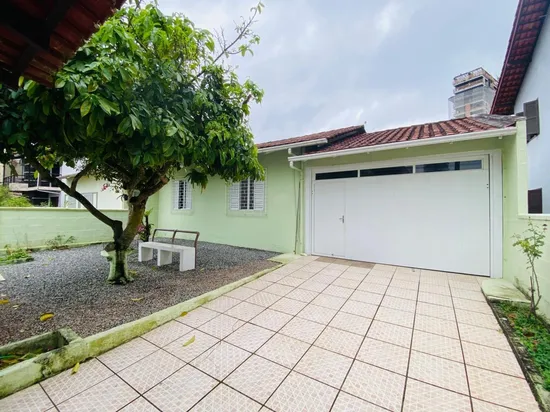 CASA COM TERRENO DE 260M²