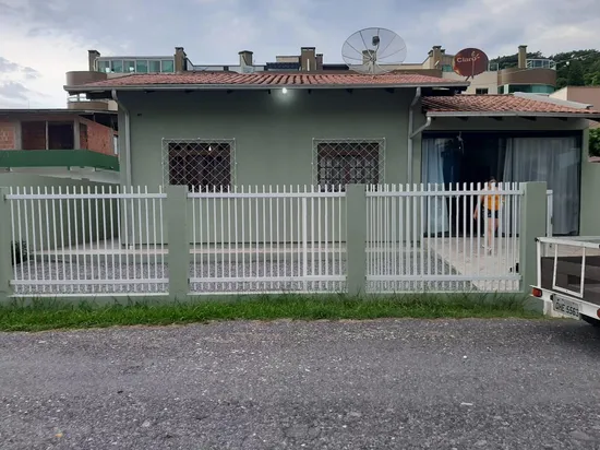CASA EM BOMBINHAS 300M DO MAR