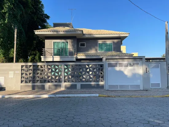 CASA MOBILIADA EM ZIMBROS
