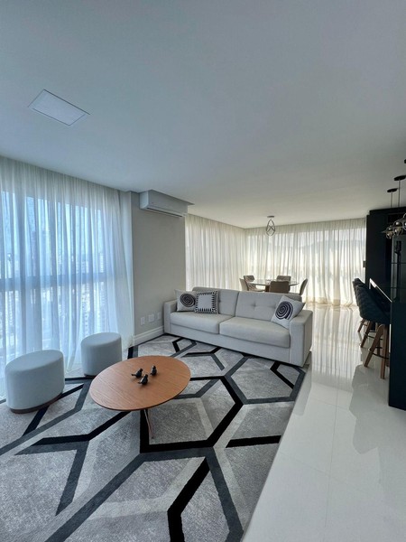 APARTAMENTO QUADRA MAR NO CENTRO DE BALNEARIO CAMBORIU