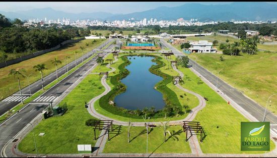 EXCELENTE TERRENO DISPONÍVEL NO CONDOMÍNIO PARQUE DO LAGO EM CAMBORIÚ