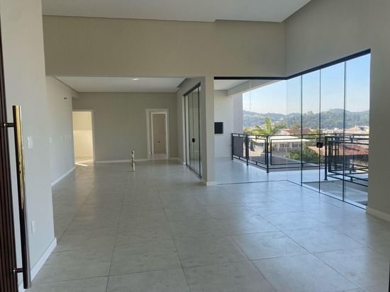 CASA COM 3 SUÍTES NOS NAÇÕES EM BALNEÁRIO CAMBORIÚ - SC