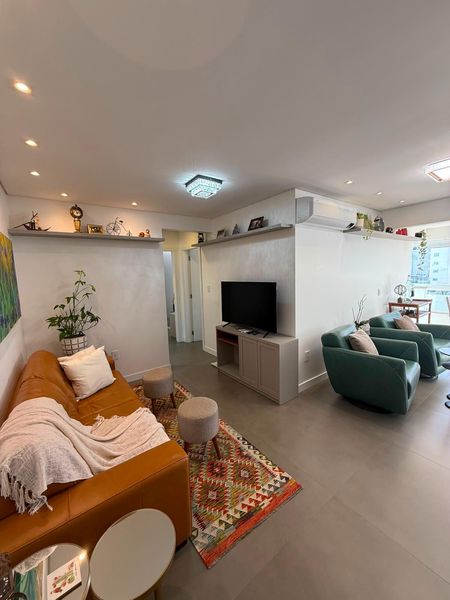 APARTAMENTO QUADRA MAR COM 2 DORMITÓRIOS SENDO 1 SUÍTE NO CENTRO