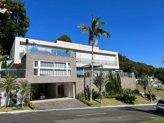 LUXUOSA CASA DE ALTO PADRÃO EM CONDOMÍNIO FECHADO COM 4 SUÍTES NA BARRA