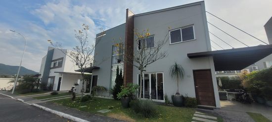 MARAVILHOSA CASA EM CONDOMÍNIO FECHADO