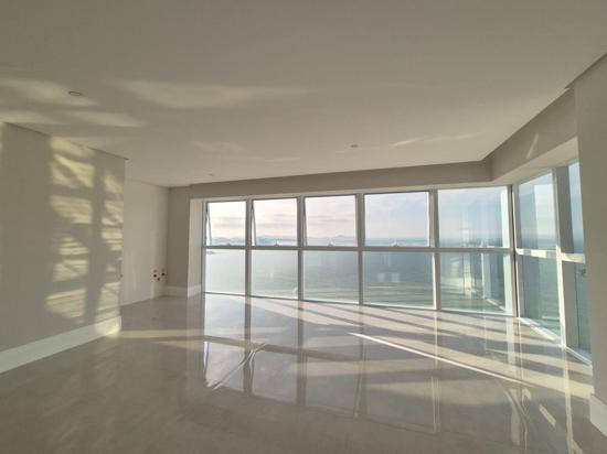 APARTAMENTO FRENTE MAR NO CENTRO DE BALNEARIO CAMBORIU