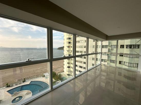 APARTAMENTO FRENTE MAR NO CENTRO DE BALNEARIO CAMBORIU