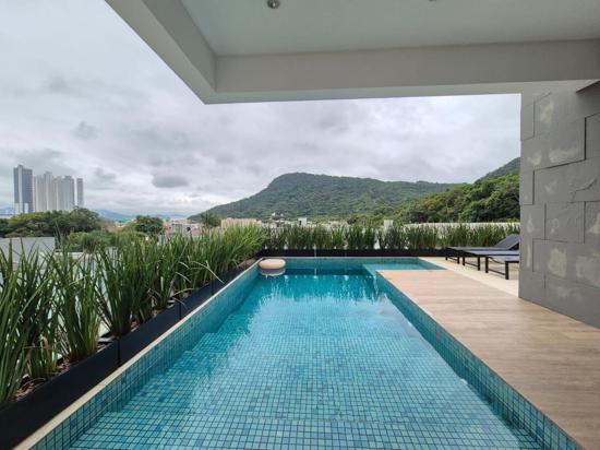 ESPAÇOSA CASA EM CONDOMINIO FECHADO NA BARRA EM BALNEÁRIO CAMBORIÚ - SC