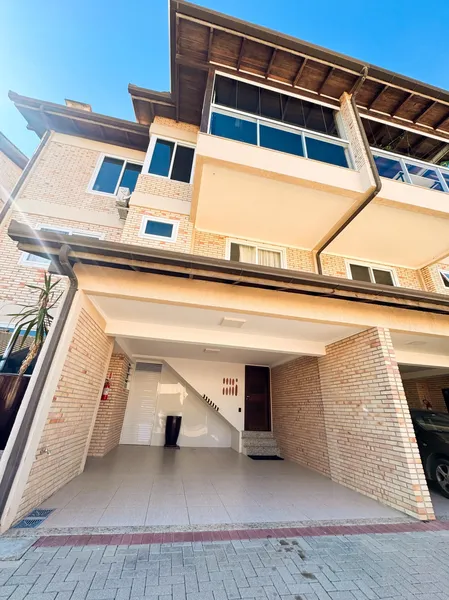 CONDOMÍNIO FECHADO - CASA TRIPLEX - CANTO DA PRAIA