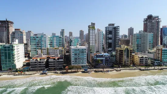 APTO QUADRA MAR RECÉM ENTREGUE NA MEIA PRAIA