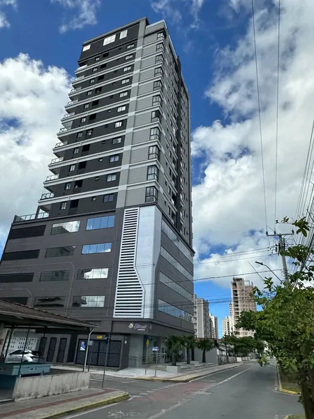 FRENTE AVENIDA, SEMI-MOBILIADO E COM 03 SUÍTES!