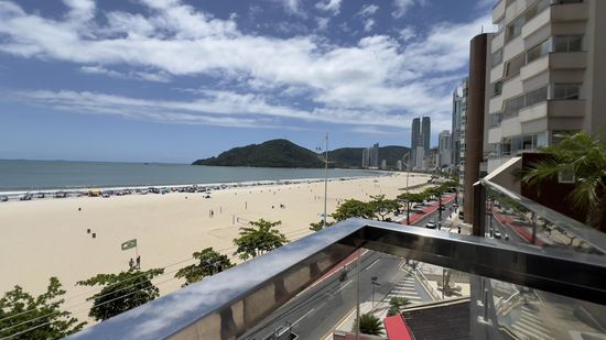 SEU APARTAMENTO PÉ NA AREIA EM BALNEÁRIO CAMBURIÚ