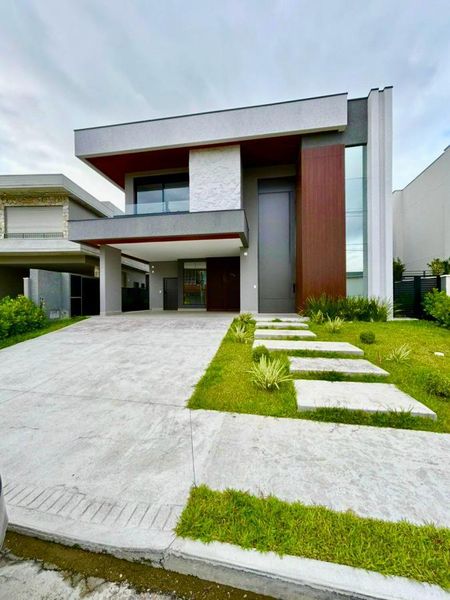CASA A VENDA EM BALNEÁRIO CAMBURIÚ