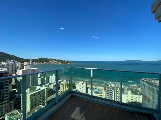 LINDA COBERTURA COM VISTA PERMANENTE PARA O MAR!