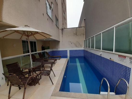 APARTAMENTO COM 3 SUÍTES BEM LOCALIZADO