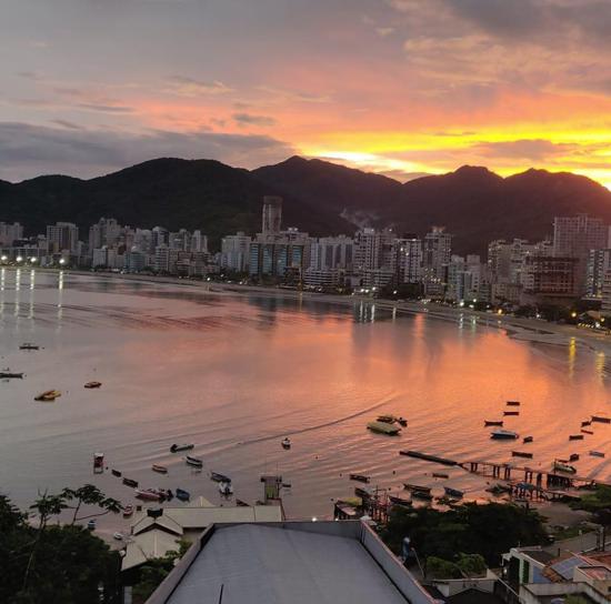 LINDO CONDOMÍNIO DE CASAS GEMINADAS TRÍPLEX!