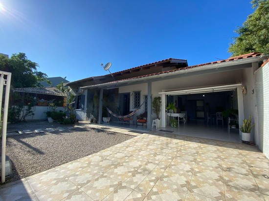 CASA MOBILIADA EM PORTO BELO