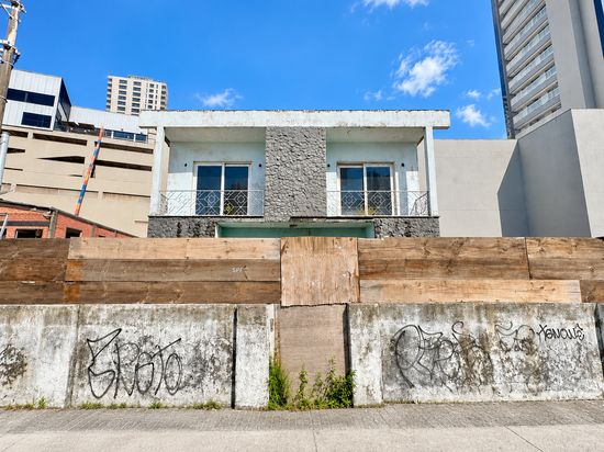CASA NO CENTRO, LOTE COM 375M²