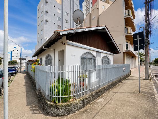 CASA NO CENTRO, 4 QUARTOS, 146M²