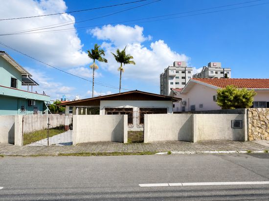 TERRENO NO BAIRRO CORDEIROS, LOTE COM 364M²
